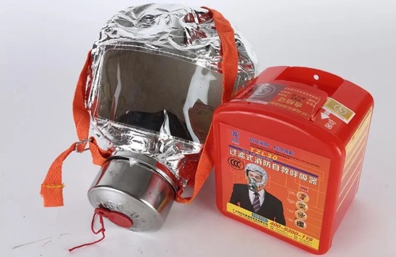 消防員點(diǎn)火測試當場(chǎng)打臉！過(guò)濾式消防自救呼吸器被輕松燒穿